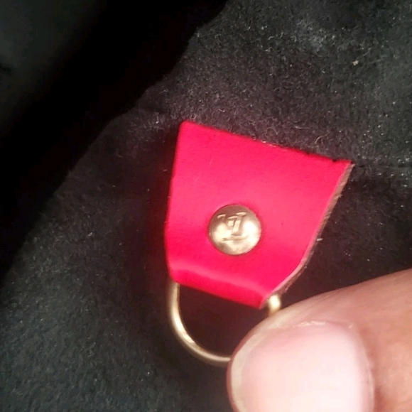 Louis Vuitton Never Empty Epi Leather Bucket Bag - Picture 8 of 14